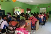 Pegawai Distankep bersama para petani