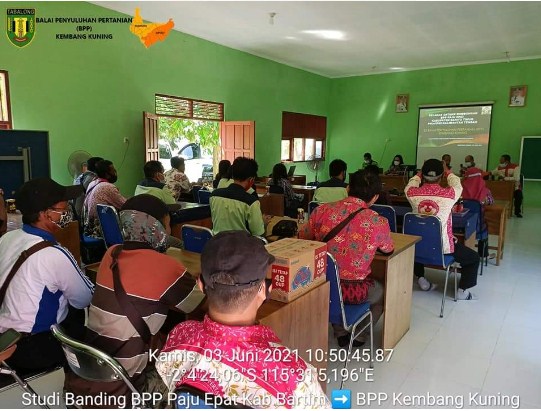 Pegawai Distankep bersama para petani