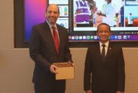 Menteri Investasi/Kepala Badan Koordinasi Penanaman Modal (BKPM) Bahlil Lahadalia dan Vice President of Azure Global Microsoft Mark Jacobsohn dalam pertemuan di Washington DC, Amerika Serikat. (foto: Antara/HO Kementerian Investasi/BKPM)