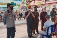 Bupati Mura Perdie M Yoseph saat berdialog dengan warga