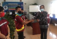 Asisten I Sekda Mura Sarampang menyerahkan sertifikat pelatihan