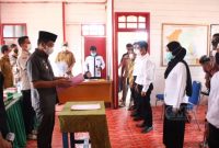 Bupati Mura Perdie M Yoseph melantik dan ambil sumpah anggota BPD Bumban Tuhup kecamatan Batura periode 2021-2027, Selasa (27/07/2021).
