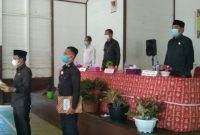 Bupati Mura Perdie M Yoseph saat melantik anggota BPD dari dua desa Kecamatan Permata Intan