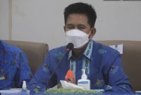 Bupati Barut Nadalsyah saat memimpin rapat.