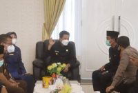 Bupati Nadalsyah saat memimpin rapat terbatas terkait menipisnya stok oksigen medis di RSUD Muara Teweh.