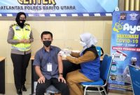 Kasat Lantas Polres Barut AKP Reny Arafah saat memantau langsung pelaksanaan Vaksin.