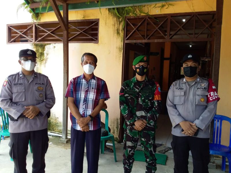 Dokter Yardinazar (tengah) Bersama Bhabinkamtibmas dan Babinsa (foto: 1tulah.com/Alifansah)