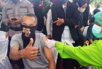 Warga Desa Divaksin di Markas Polres Barito Selatan, Sabtu (10/7/2021) (foto: 1tulah.com/Alifansyah)