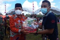 H. Moch. Yusuf Kalem Beri Cendera Mata ke Anggota Tim Kesehatan (foto: 1tulah.com/Alifansyah)