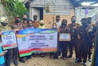 Pegawai kejaksaan negeri barito Utara, saat melakukan Bakti sosial (baksos)