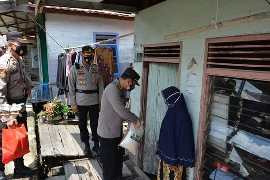 Kapolres Barito Selatan AKBP Agung Tri Widiantoro Memberi Bantuan Pangan Kepada Masyarakat Terdampak Pandemi Covid-19 (foto: 1tulah.com,Alifansyah)