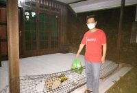 Bapak Taufik Nugraha saat mengantarkan sembako kepada warga yang isolasi mandiri dirumah dampak terkena gejala Covid-19.