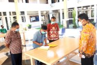 Foto. Kadis PUPR Provinsi kalteng, Shalahuddin saat memimpin pelaksanaan penandatanganan kontrak dua peket pekerjaan. 
