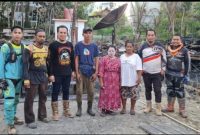 Foto. Wakil Ketua I DPRD Barito Utara, parmana Setiawan(tiga dari kiri) usai menyerahkan bantuan kepada warga korban kebakaran di Desa Haragandang, kemarin.