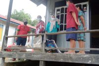 Taufik Nugraha (baju merah/kiri) saat menyalurkan bantuan sembako kepada arga yang tengah isoman di Kelurahan Melayu.