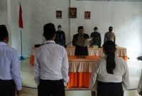 Kepala Desa Tapen Raya, Reding saat melantik 6 perangkat desa.