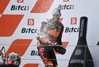 Rider Red Bull KTM, Brad Binder Merayakan Kemenenagan  MotoGP Austria di Sirkuit Red Bull Ring, Spielberg, Austria, Minggu (15/8/2021) malam WIB. (Joe Klamar/AFP)