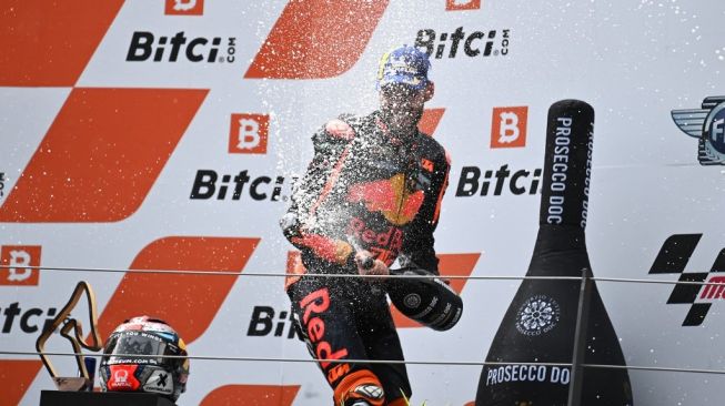 Rider Red Bull KTM, Brad Binder Merayakan Kemenenagan  MotoGP Austria di Sirkuit Red Bull Ring, Spielberg, Austria, Minggu (15/8/2021) malam WIB. (Joe Klamar/AFP)