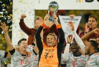 Kiper Sekaligus Kapten Bayern Munich, Manuel Neuer Mengangkat Trofi Piala Super Jerman  Usai Menang Melawan Borussia Dortmund di Stadion Signal Iduna Park, Dortmund, Jerman, Selasa (17/8/2021) Waktu Setempat. (foto: Antara/Reuters/Leon Kuegeler)