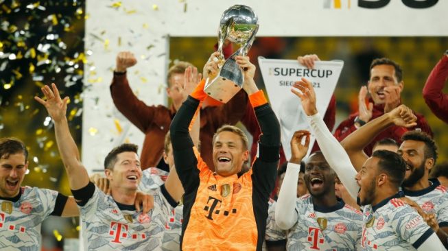 Kiper Sekaligus Kapten Bayern Munich, Manuel Neuer Mengangkat Trofi Piala Super Jerman  Usai Menang Melawan Borussia Dortmund di Stadion Signal Iduna Park, Dortmund, Jerman, Selasa (17/8/2021) Waktu Setempat. (foto: Antara/Reuters/Leon Kuegeler)