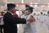 Bupati Mura Drs Perdie M Yoseph saat melantik puluhan Kades terpilih di GPU Tira Tangka Balang, Selasa (3/08/2021)