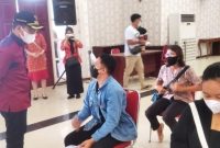 Bupati Mura Perdie M Yoseph saat meninjau pelaksanaan vaksinasi massal