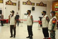 Bupati Mura Drs Perdie M Yoseph saat memantau pelaksanaan vaksin di GPU Tira Tangka Balang Puruk Cahu