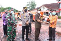 Bupati Mura Perdie M Yoseph saat menyerahkan bantuan Damkar