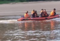 Tim BPBD Mura saat melakukan penyisiran mencari korban yang tenggelam di Das Barito