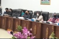 Foto. Anggota DPRD saat menggelar rapat dengan managemen RSUD dan Perusda batara Membangun. terkait 