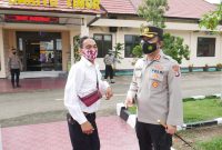 Kapolres Barito Timur dan Salah Seorang Pegawai Disabilitas (foto: 1tulah.com/Zek)