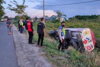 Foto, Anggota Satlantas Polresta Palangka Raya saat evakuasi truk tangki BBM