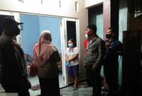 Foto, petugas kepolisian dan warga saat dikediaman korban