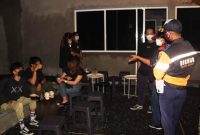 Foto, Petugas Penanganan Covid-19 saat menghimbau pengunjung cafe