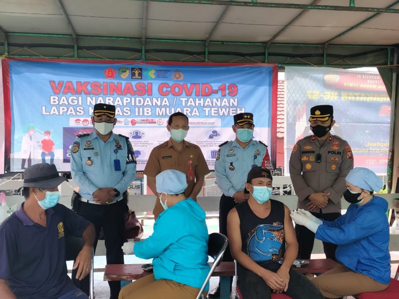 Warga BInaan Lapas Muara Teweh saat mengikuti vaksinasi tahap I.
