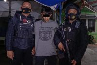Pelaku (tengah) Diamankan Polisi.