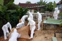 Foto, pemakaman pasien suspek Covid-19 di Kota Muara Teweh.