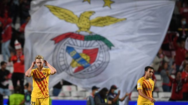 Ekspresi para pemain Barcelona usai dibantai Benfica dengan skor 3-0 dalam laga lanjuta Liga Champions di Stadion Da Luz, Kamis (30/9/2021) dini hari WIB. (Foto: AFP)