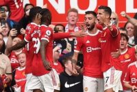 Striker Manchester United Cristiano Ronaldo (kanan) merayakan golnya dengan rekan satu timnya. [Oli SCARFF / AFP]