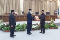 Wakil Ketua I, Parmana Setiawan saat menerima rancangan perubahan APBD 2021 dari Wakil Bupati Sugianto Panala Putra pada
Sidang Paripurna DPRD Barut, Rabu (8/9). Foto: Istimewa
