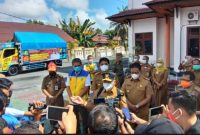 Gubernur kalteng Sugianto Sabran memberikan keterangan pers sebellum mendistribusikan bantuan korban banjir di Kotim.