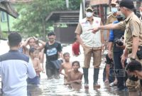 Bupati Mura Perdie M Yoseph saat memantau kawasan dalam kota Puruk Cahu yang dilanda banjir
