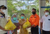Bupati Mura Perdie M Yoseph bersama Kalak BPBD Kariadi menyerahkan bantuan kepada warga Desa Muara Sumpoi