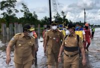 Gubernur Kalteng Sugianto Sabran saat meninjau banjir di kawasan Bukit Rawi