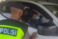 Foto, Petugas saat melakukan pemeriksaan di Pos penyekatan