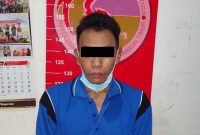 pelaku saat diamankan petugas.