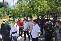 Gubernur Kalteng Sugianto Sabran saat mengunjungi Pesantren Darul Amin, Sampit. tampak Kadis PUPR kalteng Shalahuddin saat mendampingi kunker gubernur.