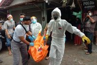 Polisi dan tim ERP saat evakuasi korban