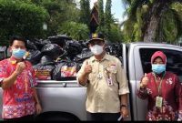 Kadis PUPR Kalteng Shalahuddin(tengah) saat menyalurkan bantuan kepada warga korban terdampak banjir di Katingan.
