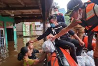 Bupati Mura Perdie M Yoseph saat menyerahkan bantuan kepada warga